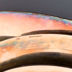 Dos Bandejas Metálicas Vintage: Circular Labrada y Oval - imagen 4
