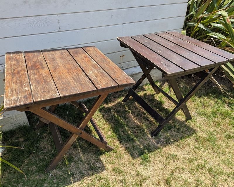 Tres mesas plegables de madera con una falta - imagen 3