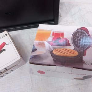 Tres piezas: caja fuerte en metal  (sin llave) + waflera y etiquetadora. - imagen 6