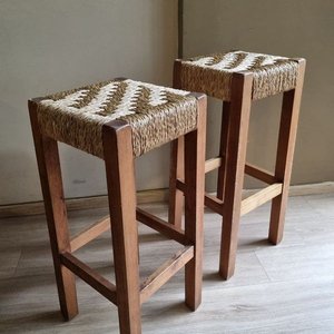 Par de Banquetas Altas de Madera con Asiento Tejido en Fibra - imagen 3