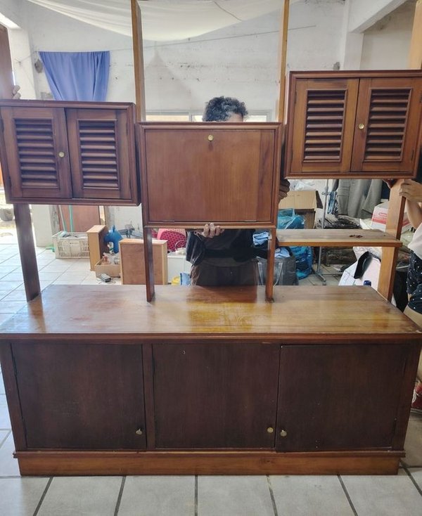Aparador de madera con múltiples puertas y estantes - imagen 1