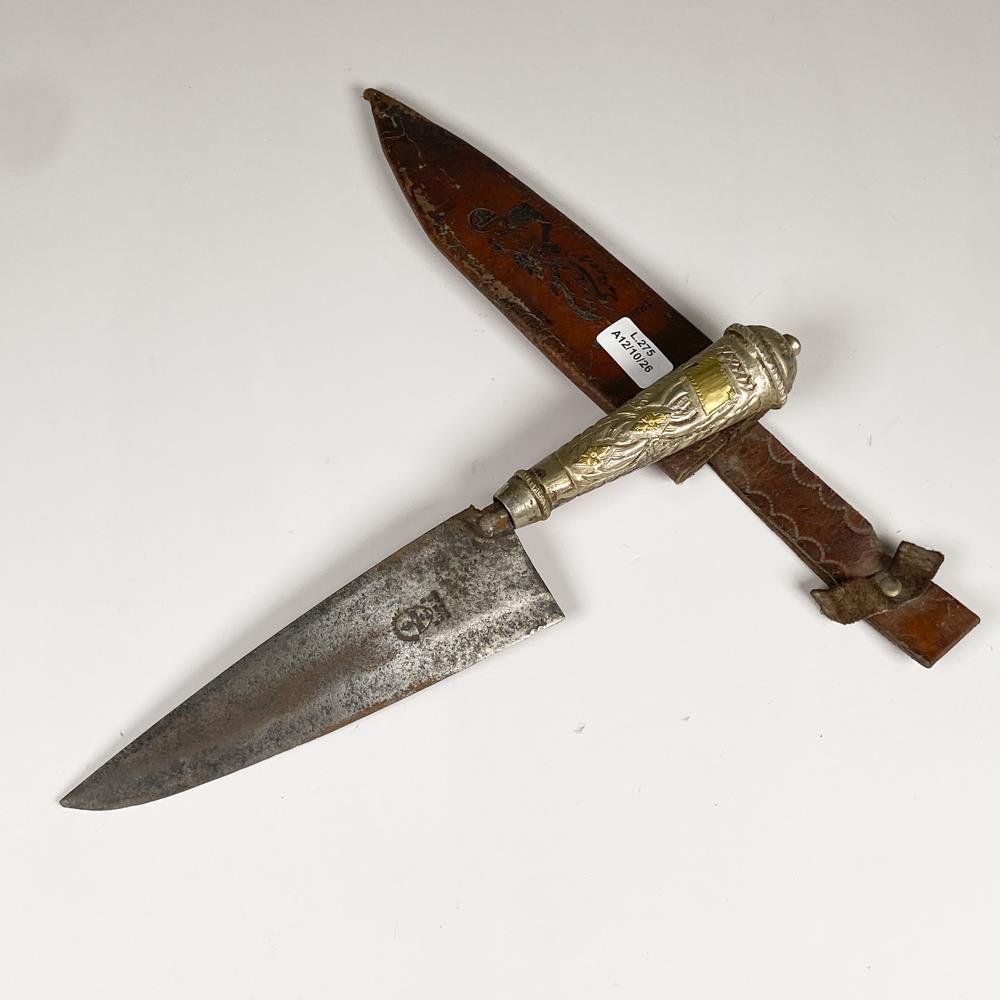 Cuchillo de Acero con Cabo de Platería Criolla y Vaina