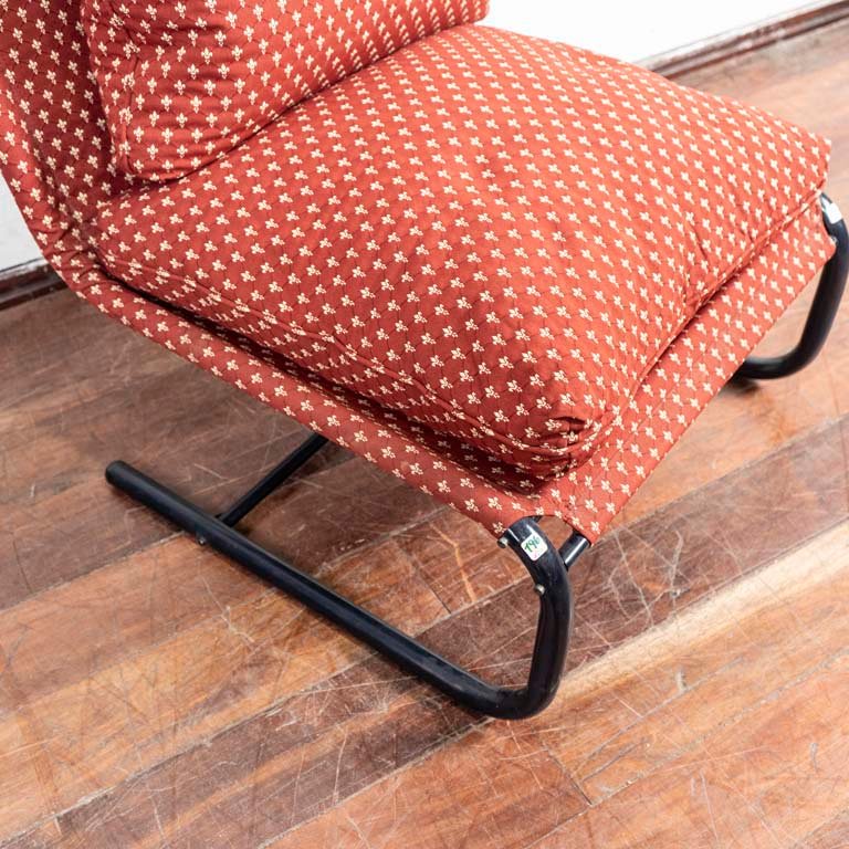 Sillón bajo de estructura metálica con asiento tapizado - imagen 2