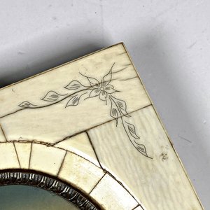 Miniatura Pintada a Mano: Virgen con Niño y San Juan Bautista en Marco de Hueso - imagen 4
