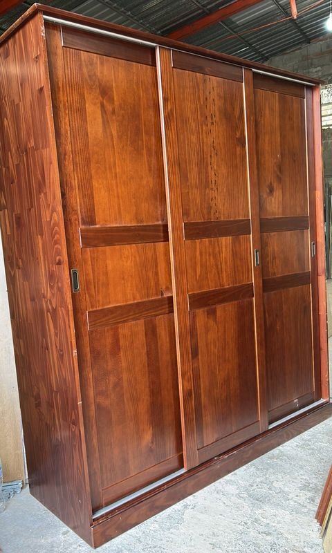 Mueble de madera con puertas corredizas y estantes - imagen 4