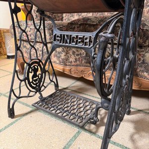 Máquina de Coser Singer Antigua con Mueble de Madera y Hierro - imagen 5