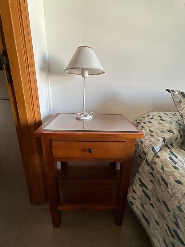 Mesa de Luz de Pino Brasil con Cajón y Estante