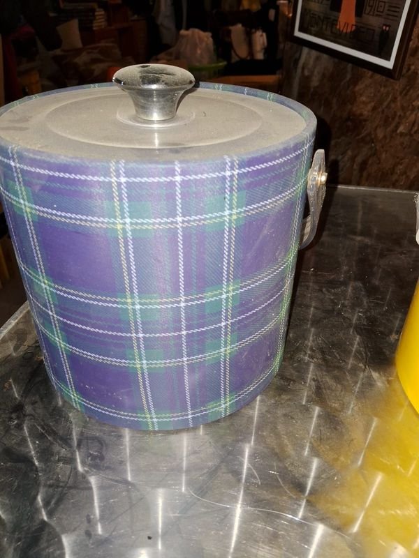 Lote de dos hieleras con tapa y una pinza - imagen 3