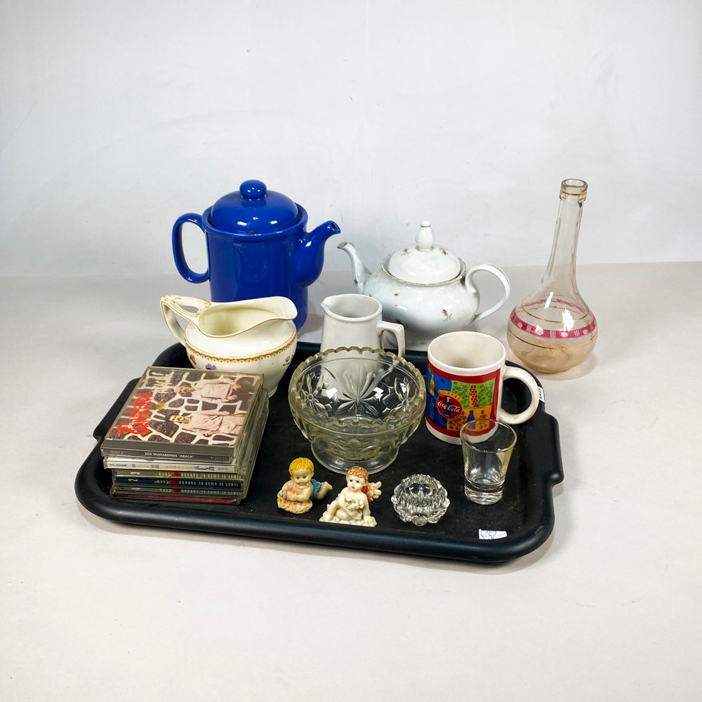 Lote siguiente: Colección de tazas, piezas de servir y accesorios