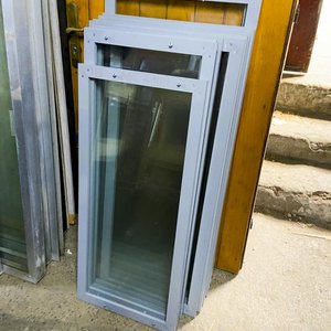 Lote siguiente: 11 Puertas de Mueble Metálicas con Vidrio - Gris
