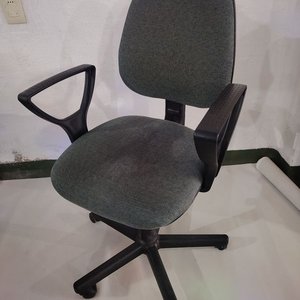 Silla de Escritorio Giratoria con Ruedas y Brazos Planos Color Gris - imagen 3