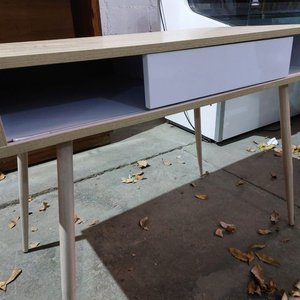 Escritorio Moderno con Silla Giratoria y Cajón Corredero - imagen 3