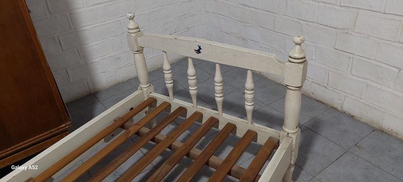 Cama de madera antigua con estructura clásica - imagen 2