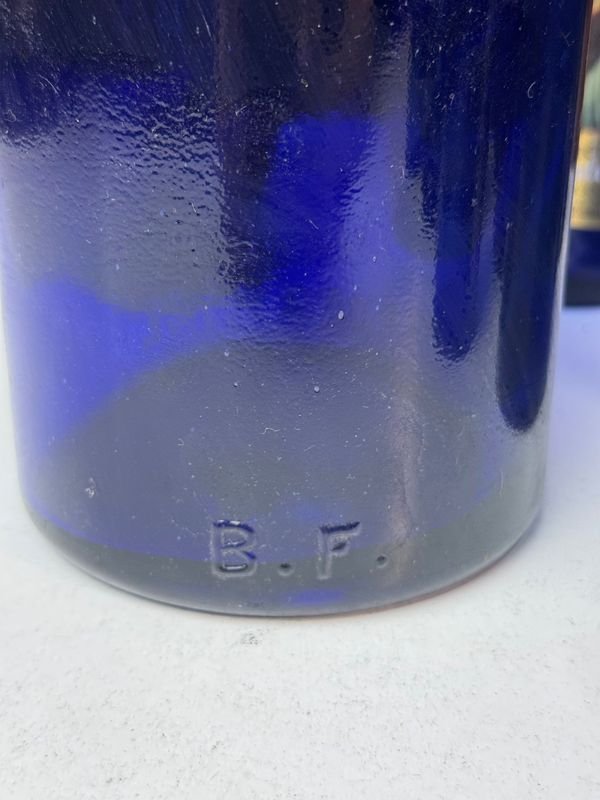 Colección de botellas y vasos de vidrio azul - imagen 15