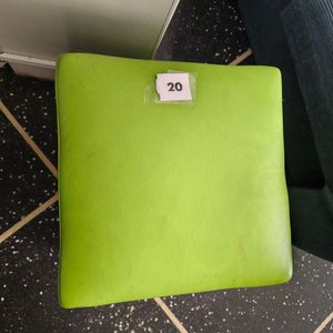 Lote siguiente: Puff Cubo Verde Tapizado