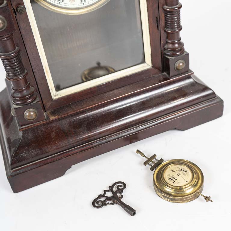 Reloj de pared antiguo con cadena y llave - imagen 2