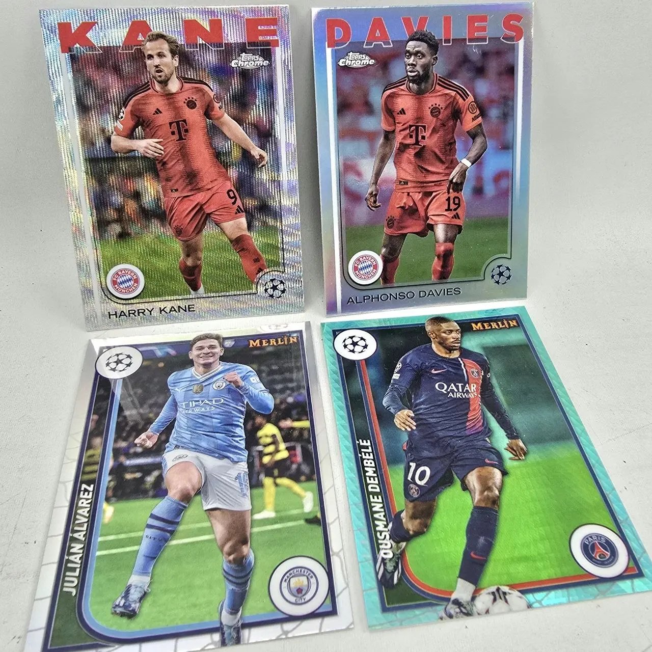 Pack de 4 Tarjetas de Fútbol Topps y Merlin: Kane, Davies, Álvarez, Dembélé