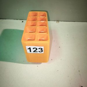 Lote siguiente: 30 Cubeteras Naranjas para Hielo