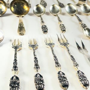 Veintisiete Piezas de Metal con Cabo Labrado: Cuchillos de Postre, Cucharas de Té y Pinza - imagen 3