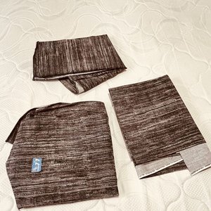 Lote siguiente: 3 Cortinas de Tela con Diseño Rayado Gris y Blanco