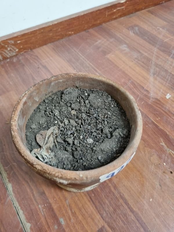 Maceta de barro antigua con defectos - imagen 3
