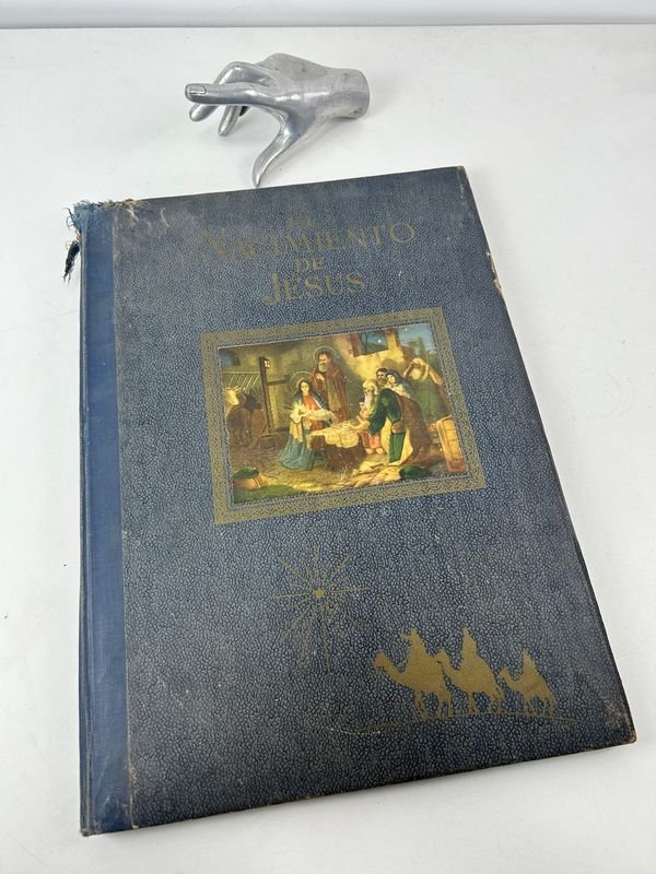 Lote siguiente: Libro ilustrado con escultura metálica de la Natividad