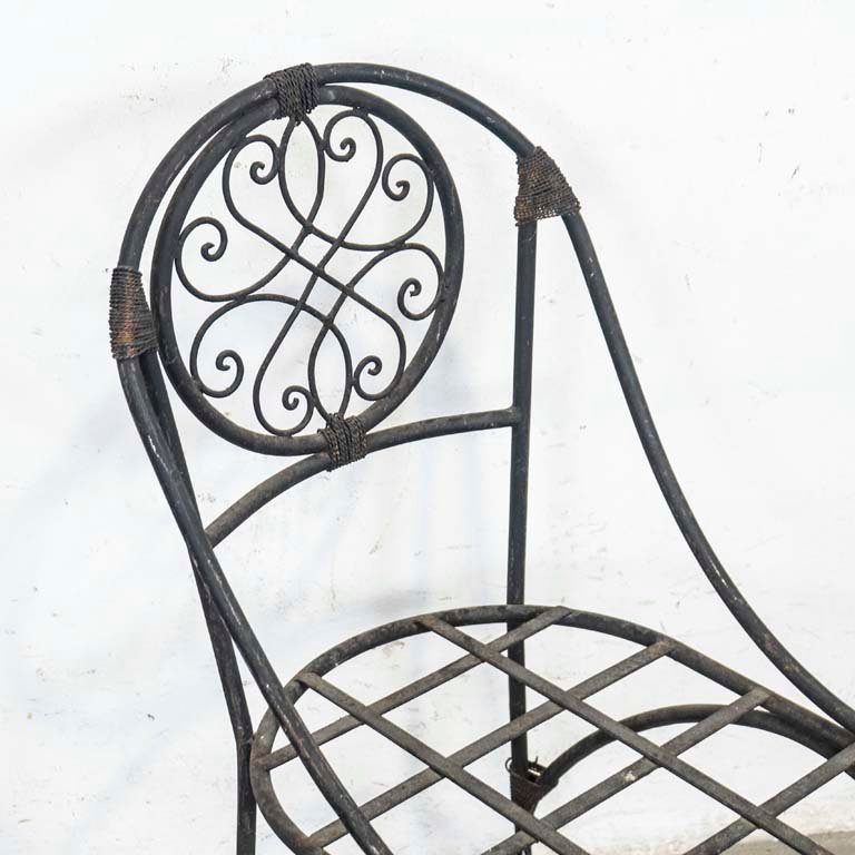 Silla de hierro con detalles de óxido y pata inclinada - imagen 2