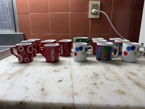 Conjunto de 14 Tazas Cerámicas: Nescafé, Coca-Cola y Diseños Festivos - imagen 1