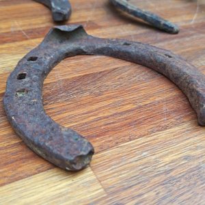 Seis Herraduras Antiguas de Hierro para Colección o Decoración - imagen 2