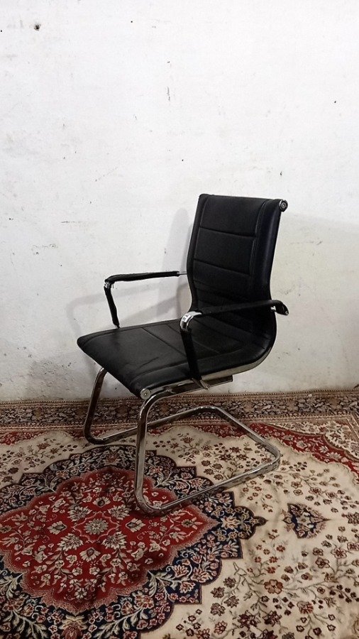 Sillón de cuero negro con tapizado en tela y base cromada - imagen 3