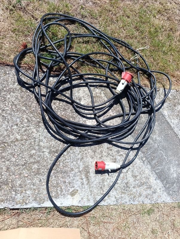Cable negro enrollado con conectores rojos - imagen 2
