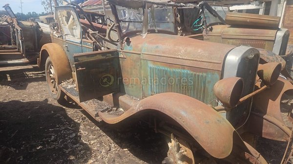 Automóvil Antiguo Clásico Ruedas Rayadas Descapotable