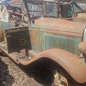 Lote anterior: Automóvil Antiguo Clásico Ruedas Rayadas Descapotable