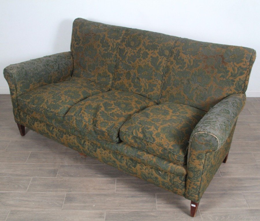 Sillón antiguo de estilo con tapizado en mal estado - imagen 2