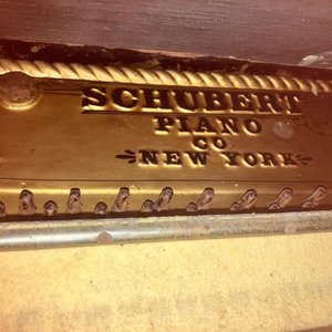 LOTE DESTACADO-Piano vertical antiguo de la marca Schubert Piano Co. fabricado en Nueva York. - imagen 6