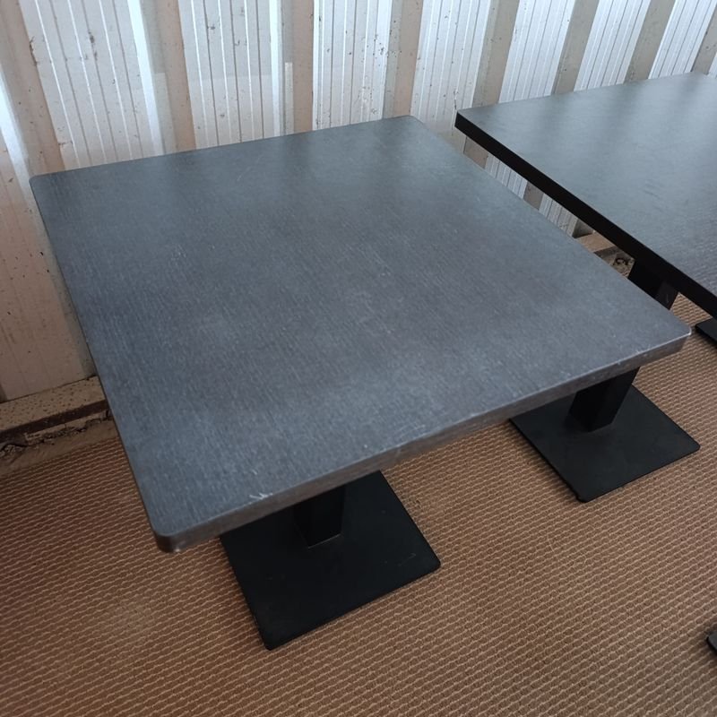 Mesas italianas cuadradas con tapa en melamínico y base en placa metálica - imagen 4