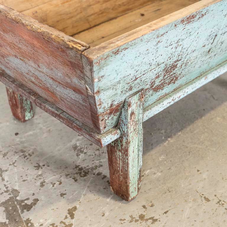 Antigua batea de madera con patas para decoración - imagen 2