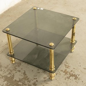 Mesa Auxiliar de Dos Niveles con Vidrios Tintados y Patas Doradas - imagen 3