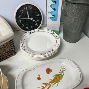 Lote Variado: Canasta Mimbre, Platos Blancos, Reloj Pared, Bandejas Loza, Corazón Luz y Más - imagen 5