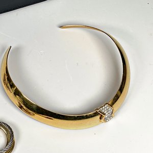 Conjunto de Joyería: Gargantilla Dorada con Cristales, Aros y Prendedor con Perla - imagen 8