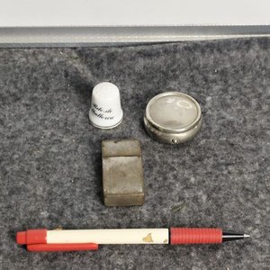Lote de 3 piezas: 2 pastilleros y 1 dedal - imagen 1