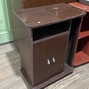 Lote siguiente: Rack de madera marrón con puertas y estantes