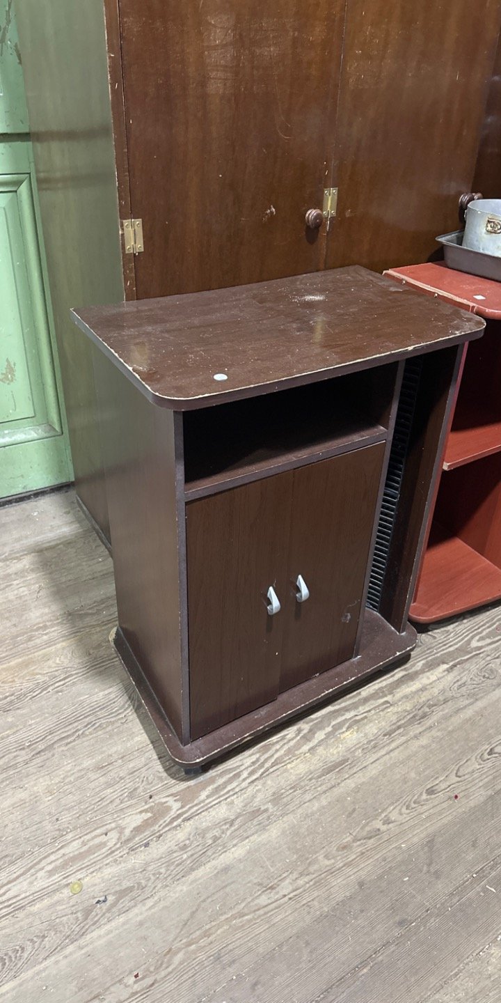 Rack de madera marrón con puertas y estantes