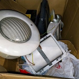 Lote de Iluminación: Foco LED Solar, Foco LED Piscina y Lámparas Halógenas - imagen 1
