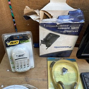 LOTE DE MICROFONOS, TECLADO PANTALLA, PARLANTES, TELEF, CARGADOR DE PILAS - imagen 3