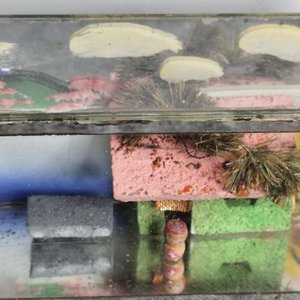 Escena Japonesa en Vidrio con Figuras Kokeshi y Casa - imagen 5