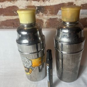 Set de 2 Cocteleras de Acero Inoxidable con Tapa Amarilla - imagen 3