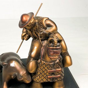 Figura de Torero y Toro en Plástico Duro, Base Negra - imagen 4
