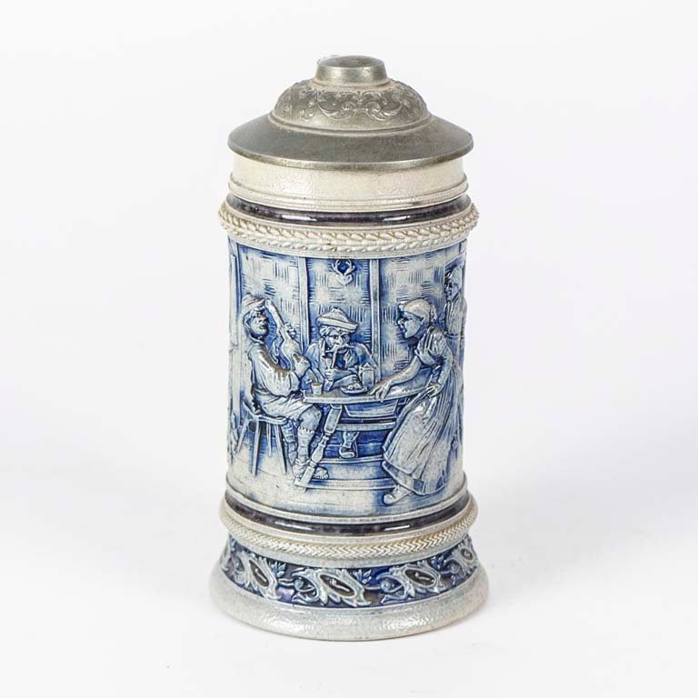 Jarra de cerveza cerámica azul y blanca con escena en relieve - imagen 1