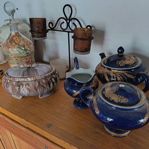 Lote de Adornos Antiguos: Florero, Botellón, Teteras y Más - imagen 3